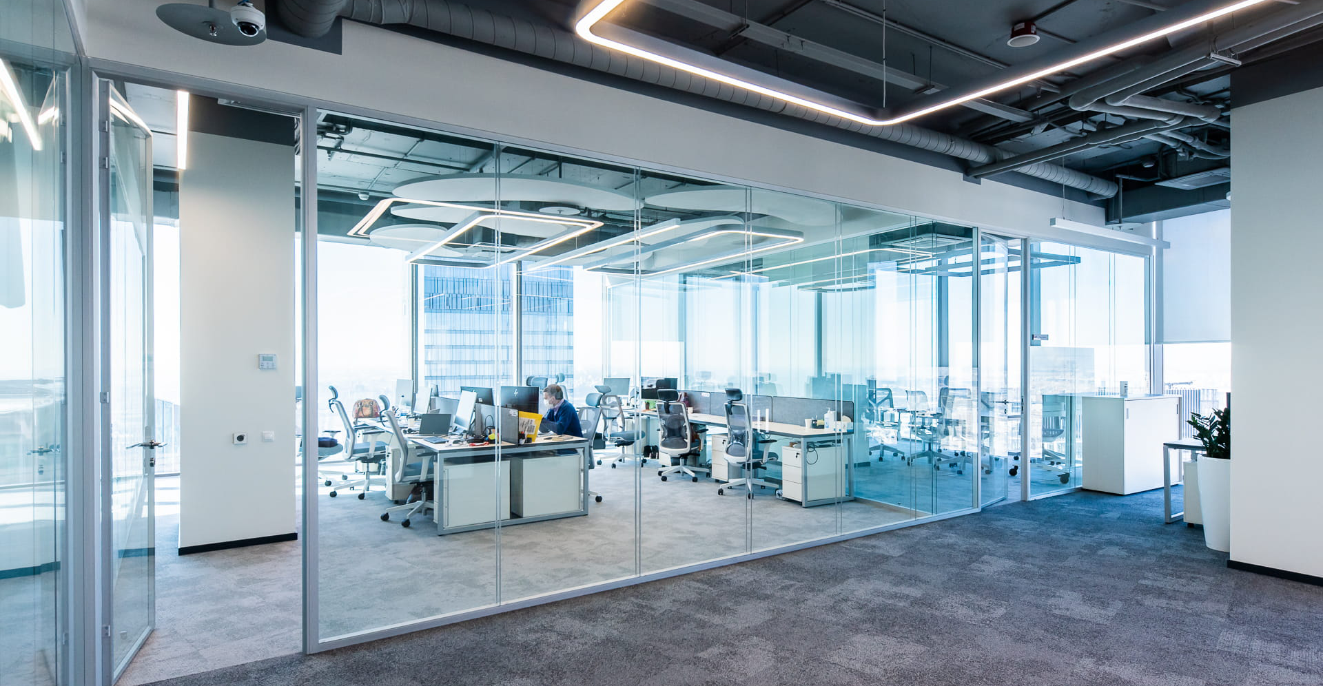 Фото проекта: Установка перегородок, дверей, панелей и мебели в Pesco Switzerland AG. Изображение № 7