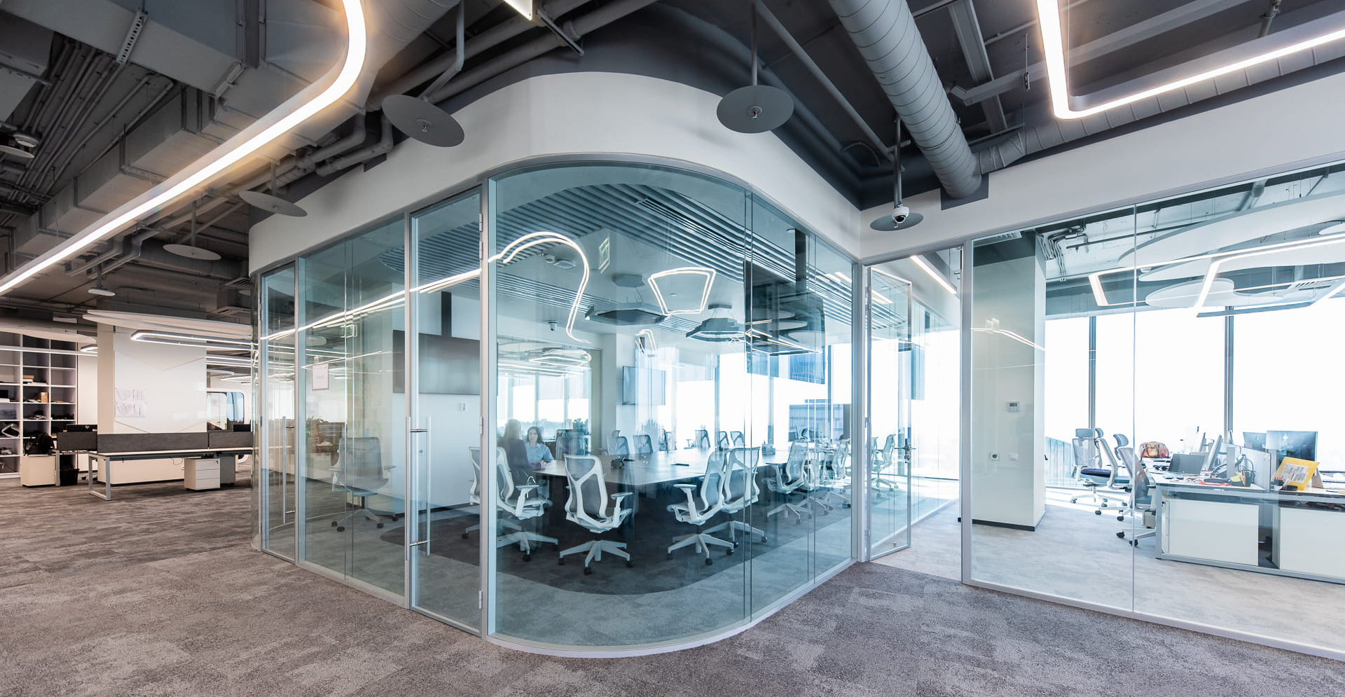 Фото проекта: Установка перегородок, дверей, панелей и мебели в Pesco Switzerland AG. Изображение № 2